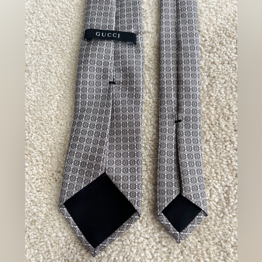 Men’s GUCCI tie - small grey and silver intricate design.